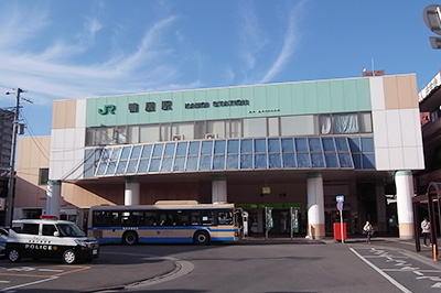 鴨居駅前